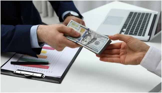 Debt-to-Income Ratio vs. Debt-to-Cash Flow